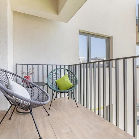 Ella Coresi-free Private Parking