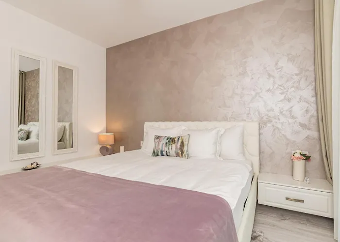 Апартаменти Ella Coresi-free Private Parking